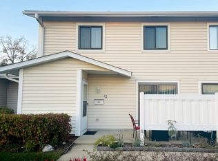 24 Waterford Dr, Schaumburg, IL 60194