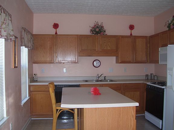 Spacious sunny eat-in-kitchen