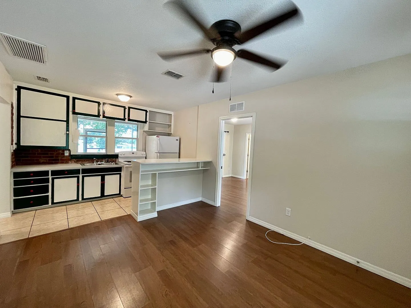 2 Bedroom 2 Bathroom Home on Pine Lake! — Photo 4