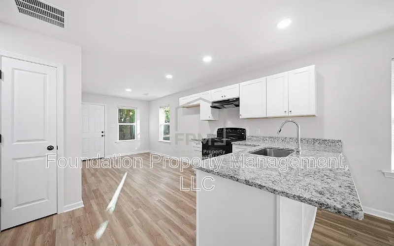 3 bed, 2.0 bath, 1250 sqft, $1,600 — Photo 4