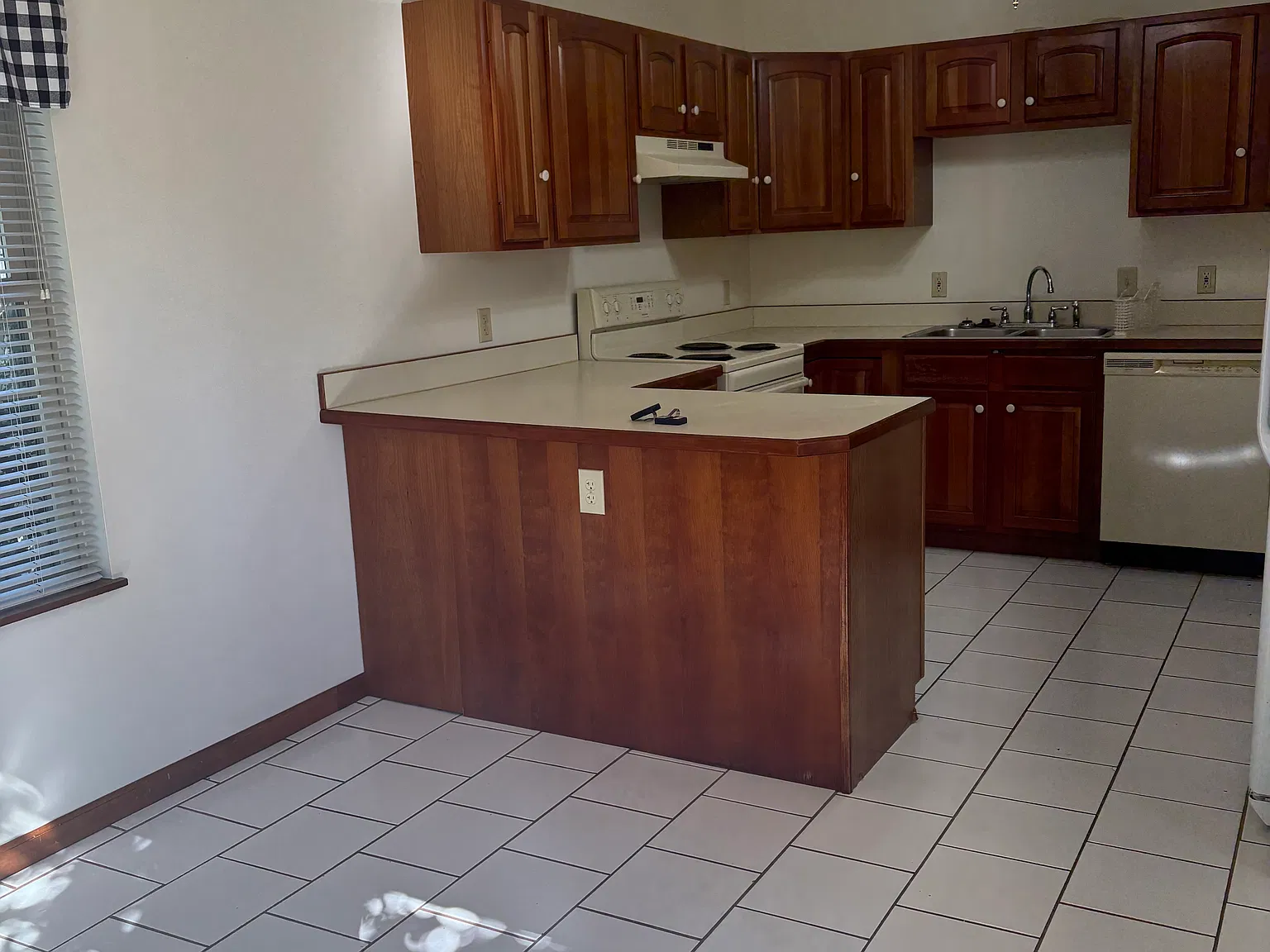 3 bed, 1465 sqft, $1,950 — Photo 2