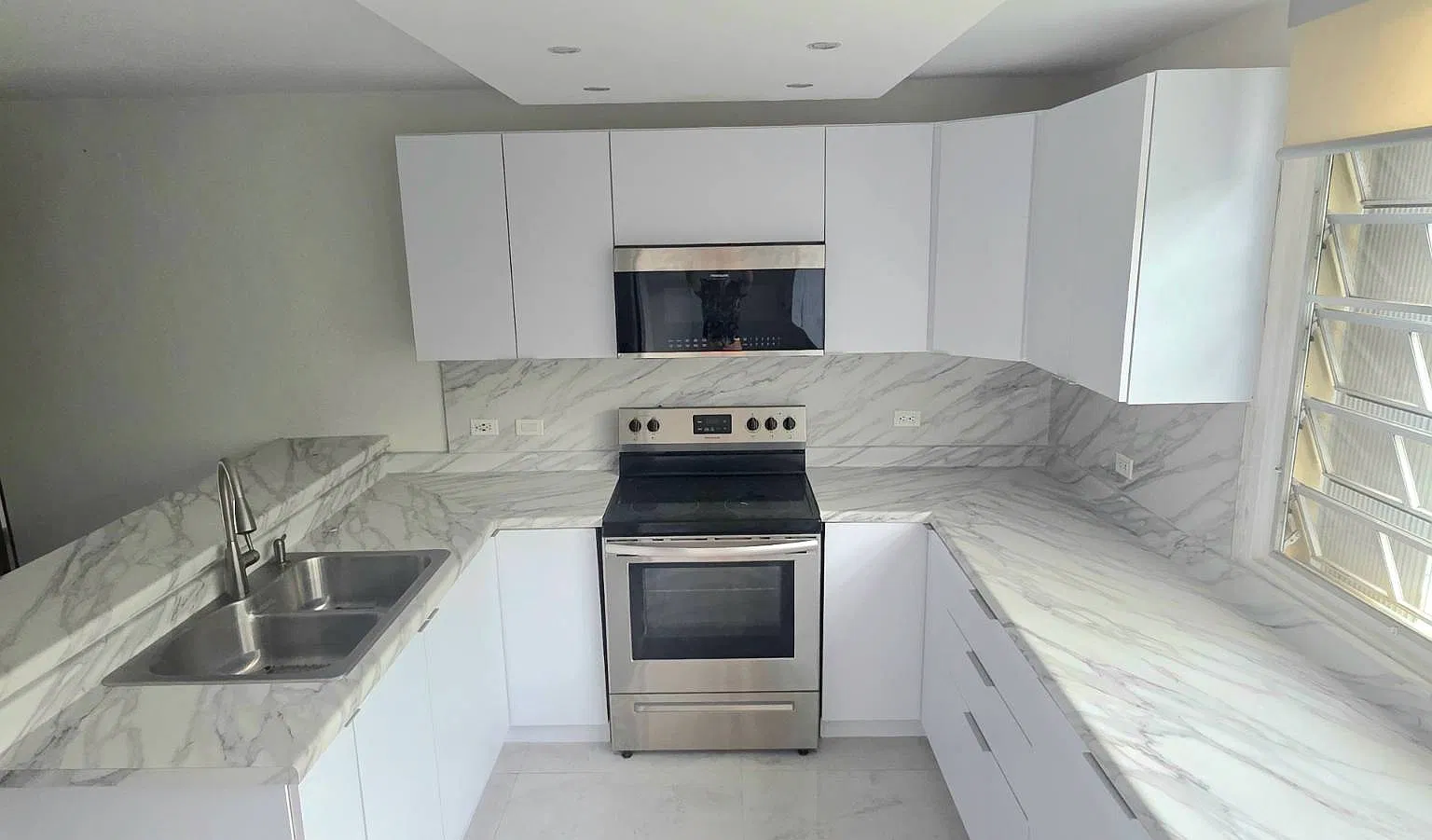 3 bed, 2.0 bath, 1358 sqft, $2,300 — Photo 2