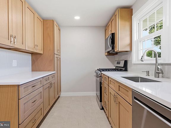 4th image of 45 E 5th St