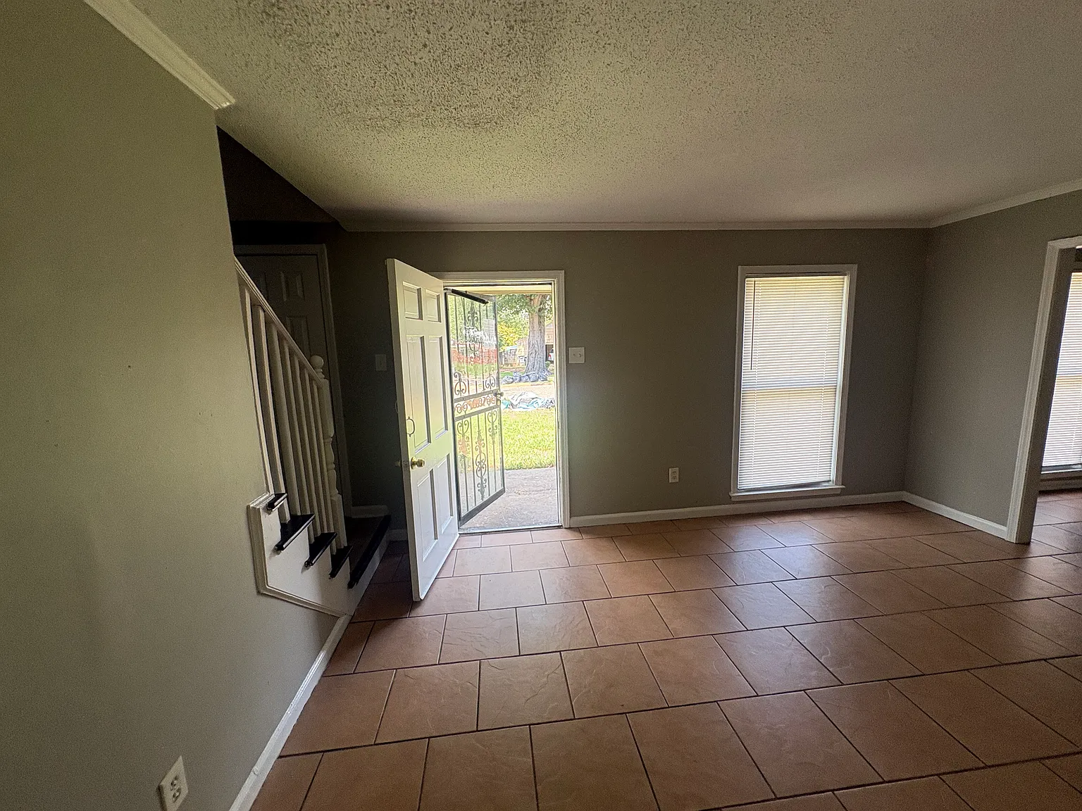 Gorgeous 5-Bedroom, 3-Bathroom Home for Rent — Photo 3