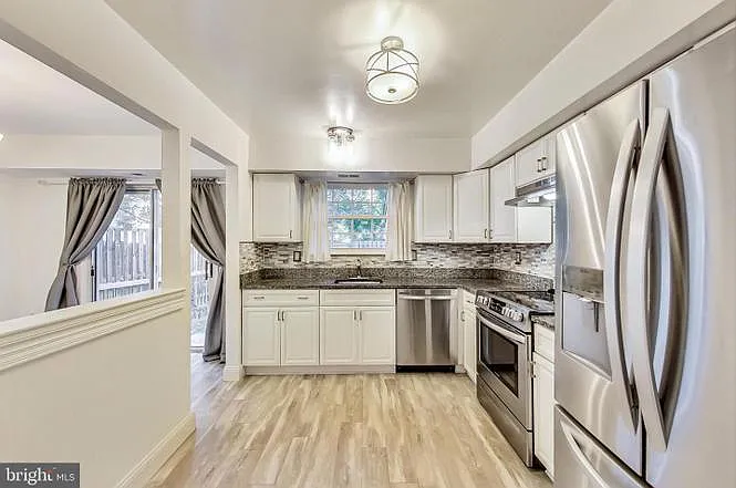 2268 Prince Of Wales Ct — Photo 9