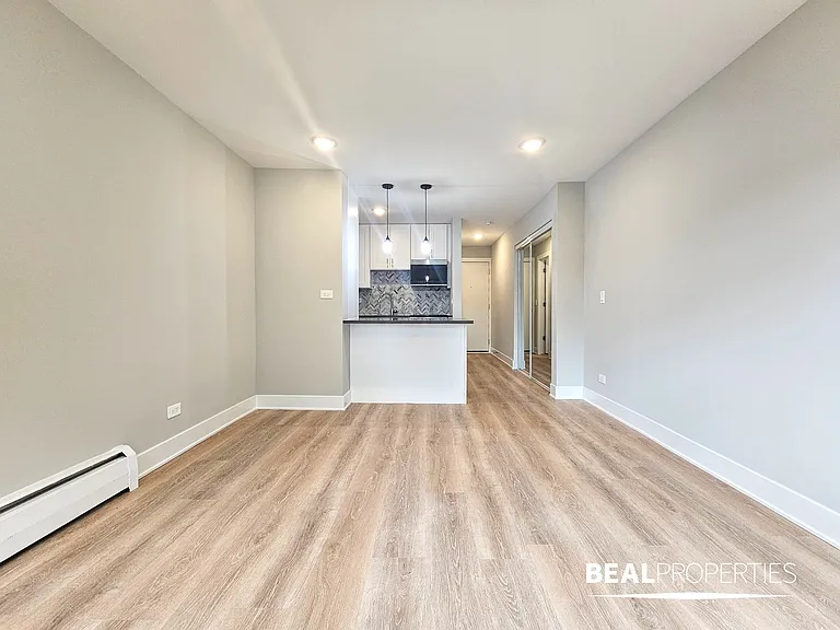 555 W Stratford Place — Photo 11