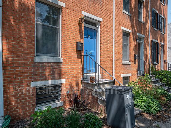 3rd image of 2110 E Fairmount Ave