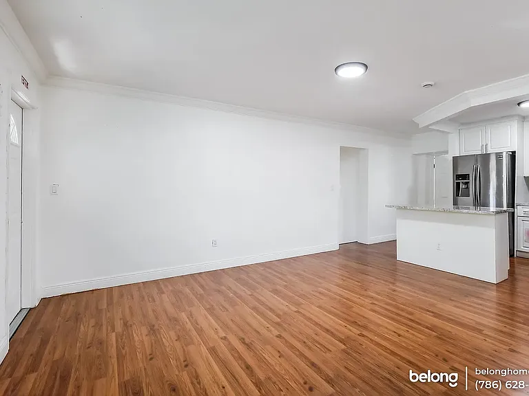 5631 Polk St — Photo 11