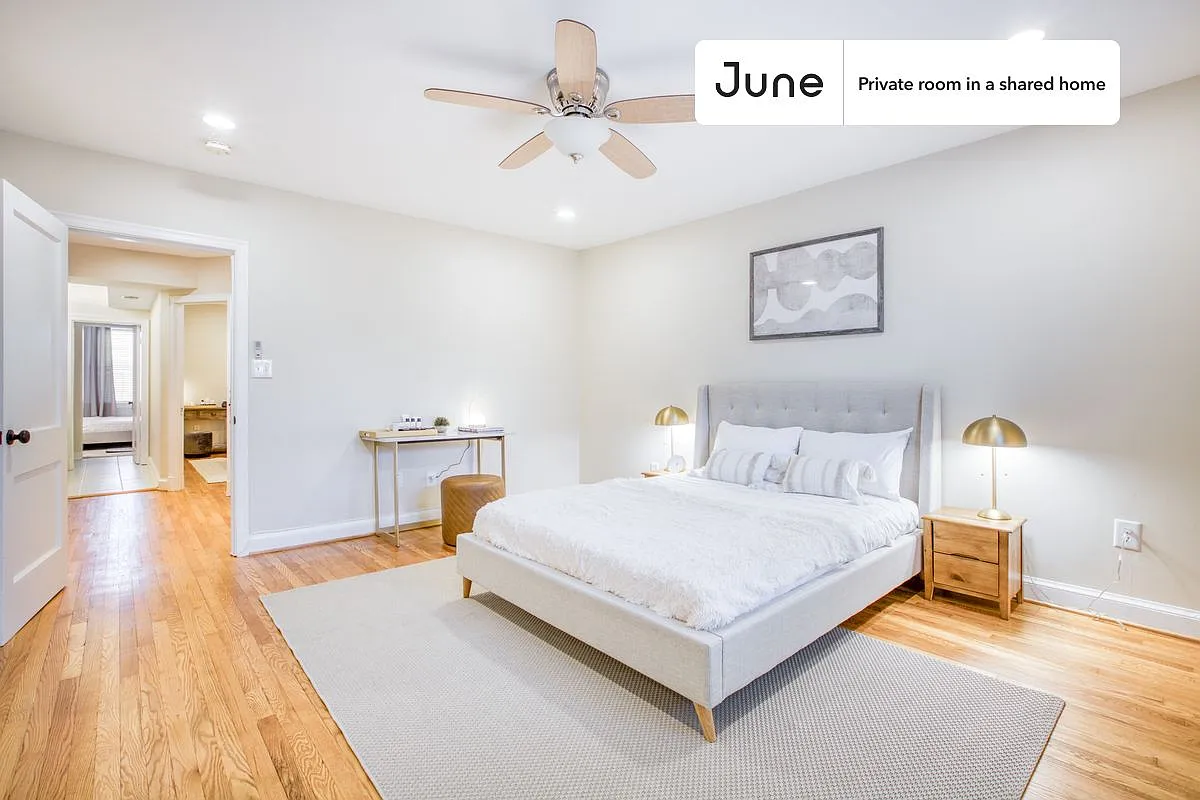 Queen bedroom in 3 bed/2 bath home in Capitol Hill #271 A — Photo 3