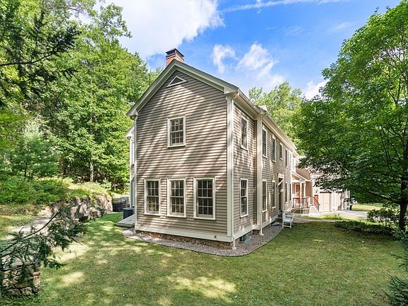 4th image of 32 Perry Ln