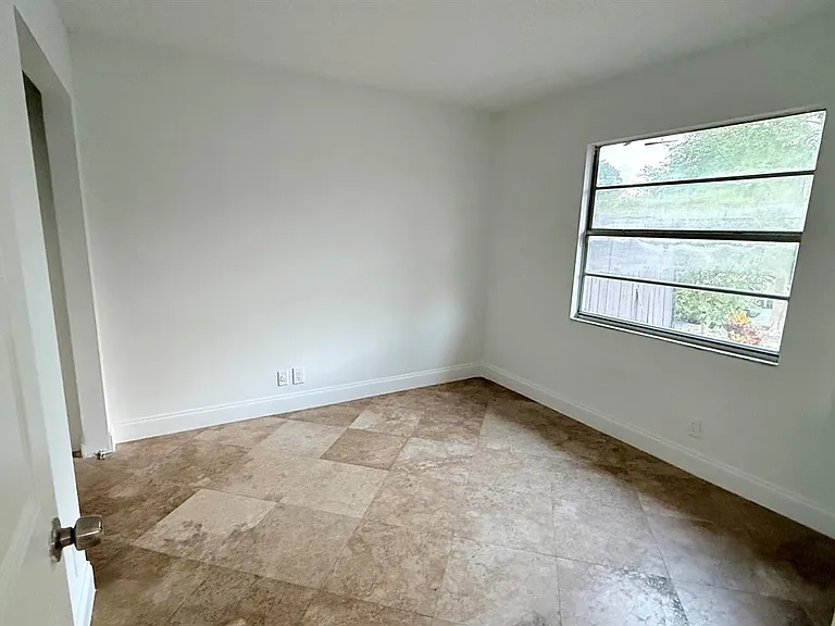 4313 NW 6th Ave — Photo 8