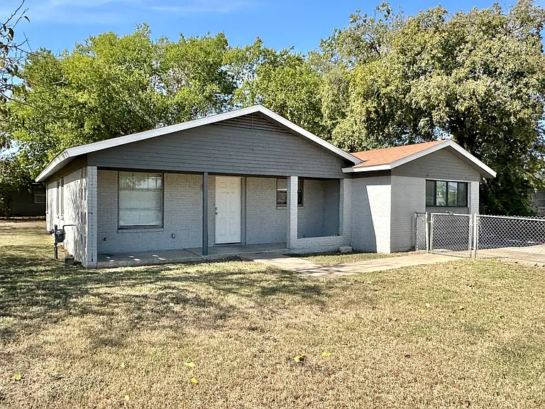 1505 S Ws Young Dr — Photo 2