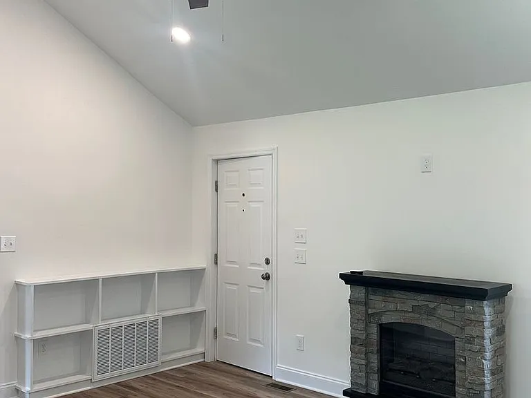 1915 Wells Dr — Photo 3