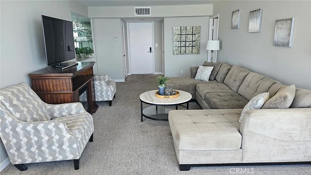 1 bed, 849 sqft, $5,800 — Photo 3