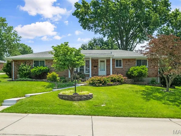 2210 Doran Dr, Saint Louis, MO 63125
