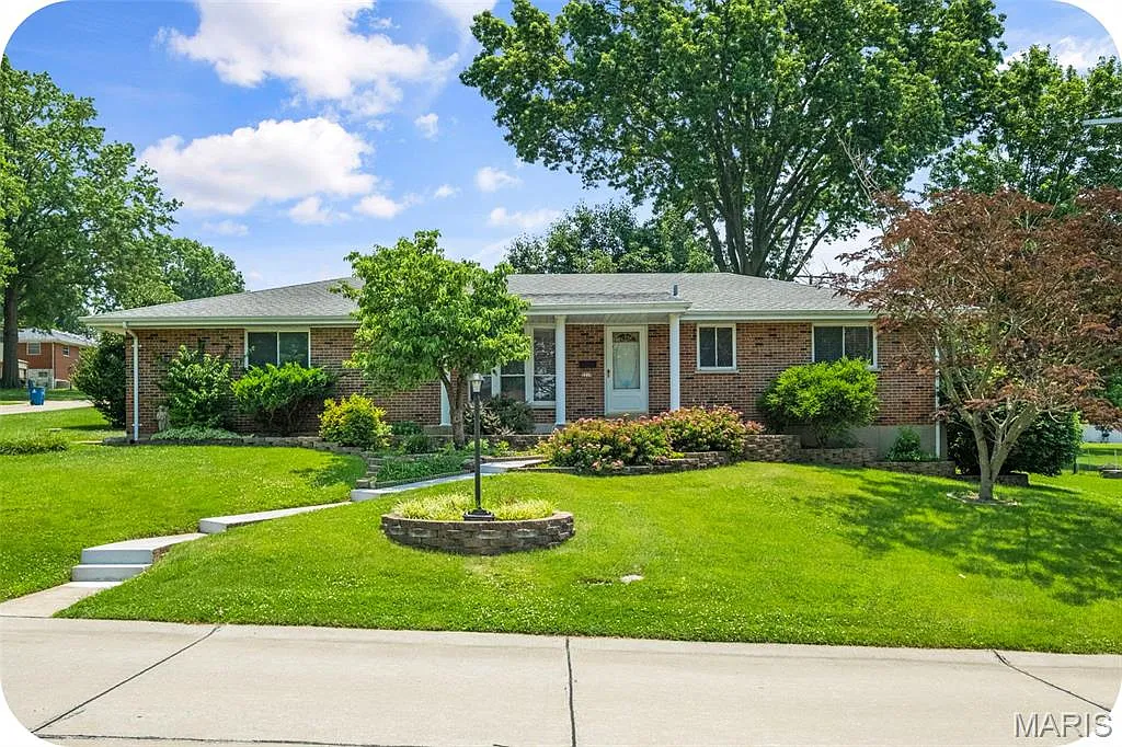 2210 Doran Dr photo 1