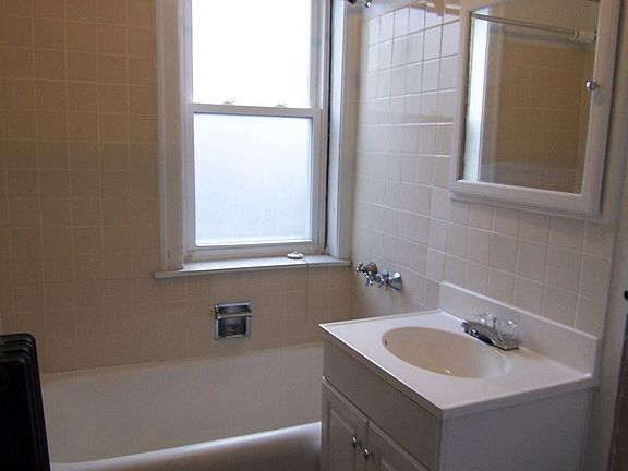5th image of 2559 W Montrose Ave #1E