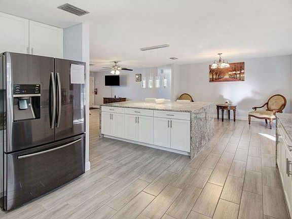 3rd image of 120 Park Ln E