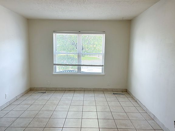 4th image of 11112 Orr Ave NE