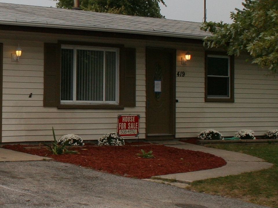 Also has a large fenced back yard