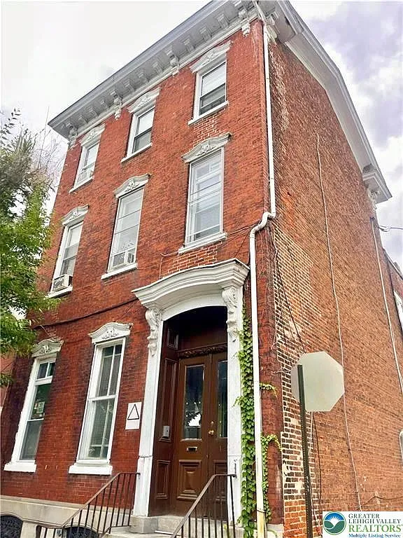 1 bed, 1.0 bath, 450 sqft, $895 — Photo 1
