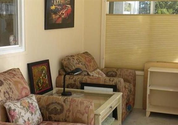 Bonus Sun room with windows on 3 sides