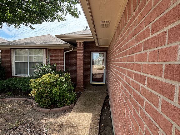 2nd image of 702 Dogwood Ln