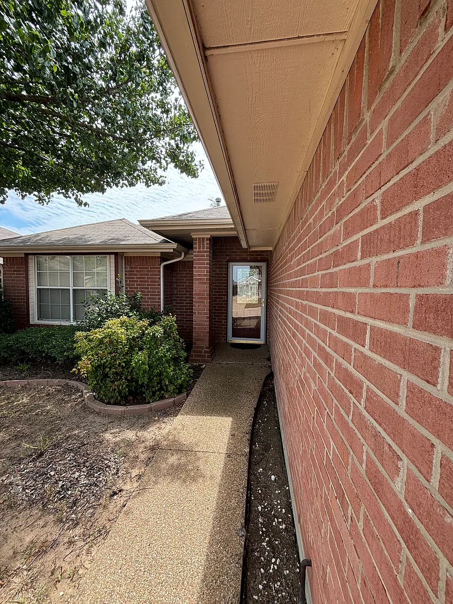 Building Photo - 702 Dogwood Ln