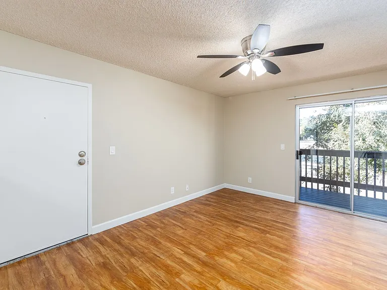 Willow Creek Apartments — Photo 3