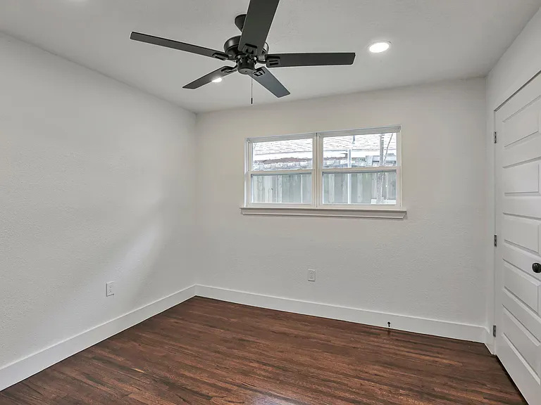 1610 S Beckley Ave — Photo 25