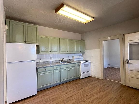 2nd image of 900 Elm St #3
