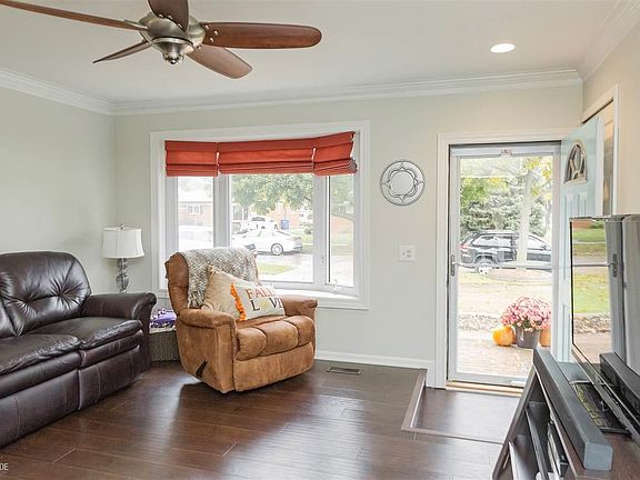 4th image of 32615 Gloede Dr