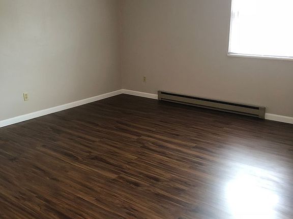 3rd image of 3817-27 Canterbury Dr #1