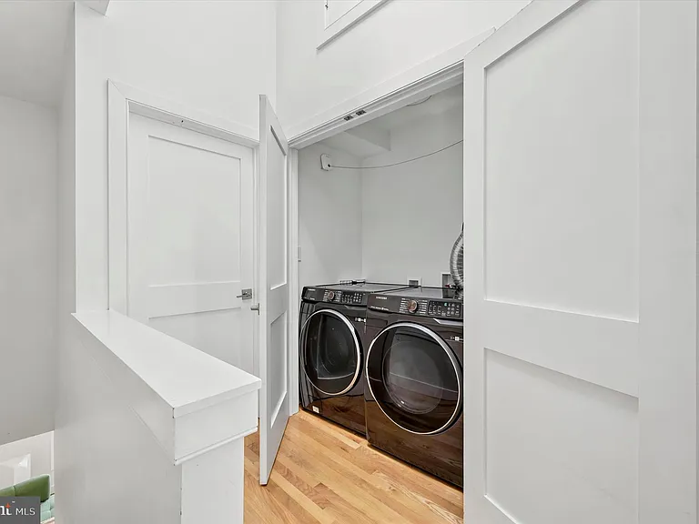 64 W Queen Ln — Photo 14