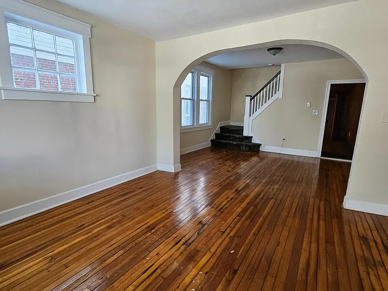 219 Woodlawn Ave — Photo 2