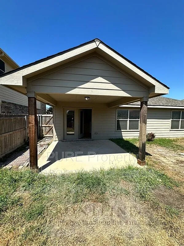 3 bed, 2.0 bath, 1665 sqft, $1,900 — Photo 2