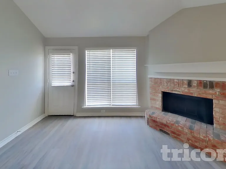 233 Amherst Dr — Photo 2