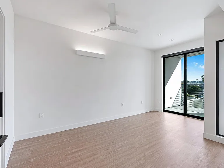 Venue Residences — Photo 47