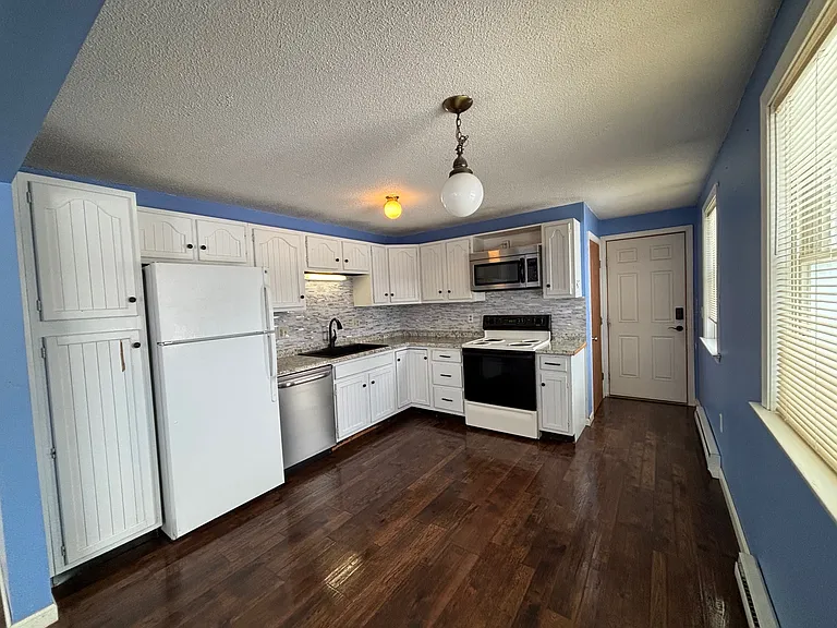2461 Essex St — Photo 3