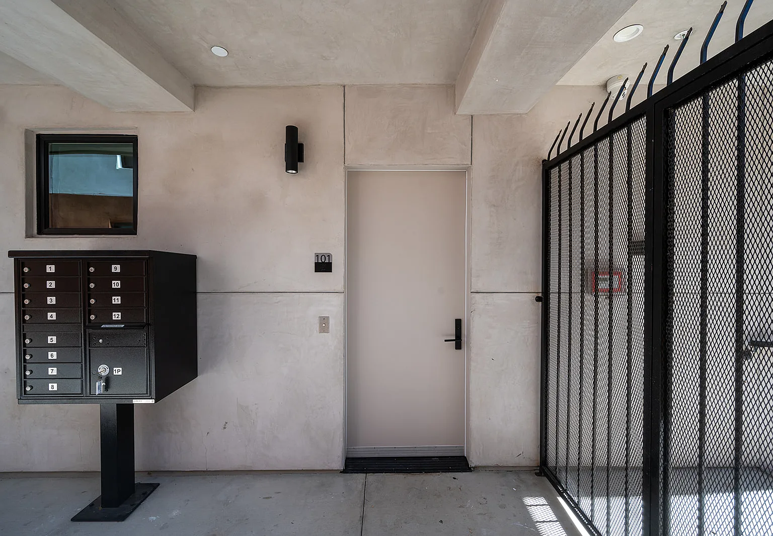 1016 N Martel Ave — Photo 4