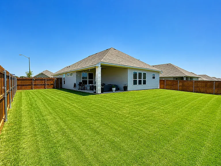 8117 Smoke Creek Ln — Photo 34