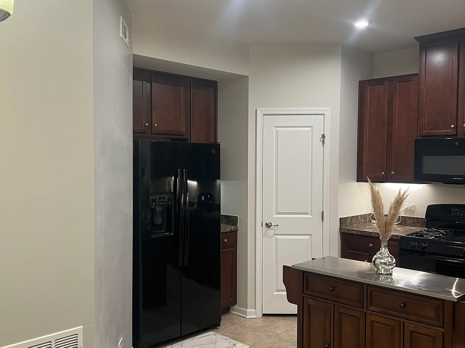 3 bed, 1950 sqft, $3,300 — Photo 2