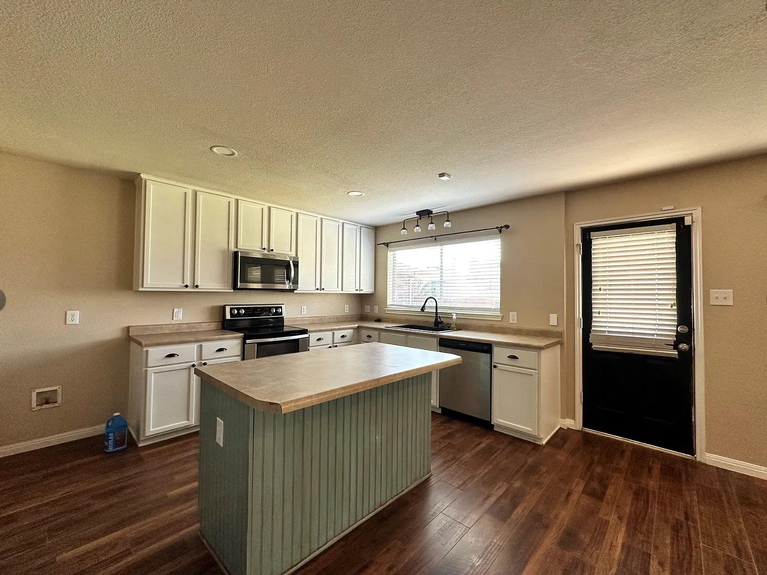4 bed, 2.5 bath, 2696 sqft, $2,195 — Photo 2