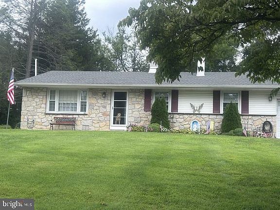 2nd image of 15 Robin Rd