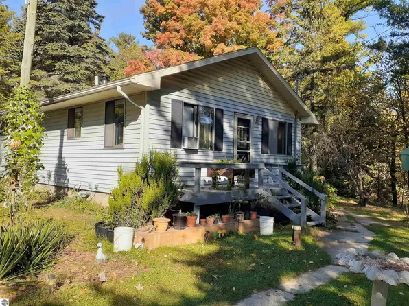 241 N McArdle Rd, Tawas City, MI 48763