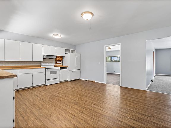 3rd image of 20922 Superior St
