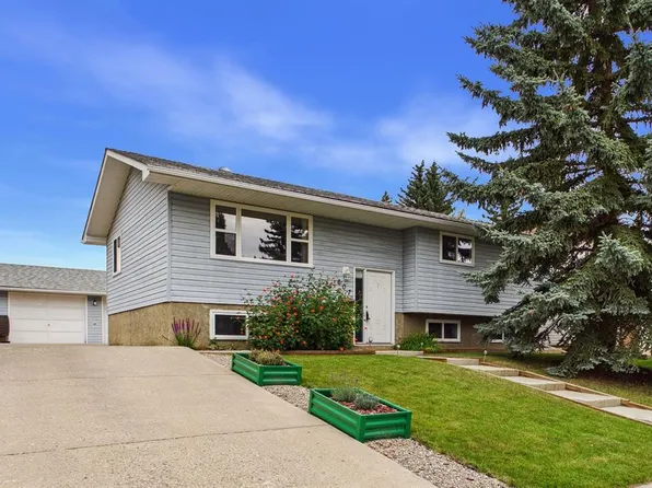 607 E Cedarille Way SW, Calgary, AB T2W 2G8