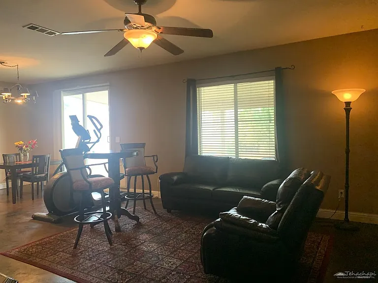 1011 Thoma Ln — Photo 6