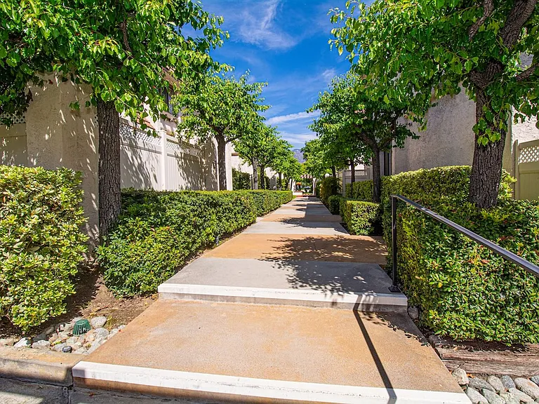 848 W Huntington Dr #28 — Photo 4