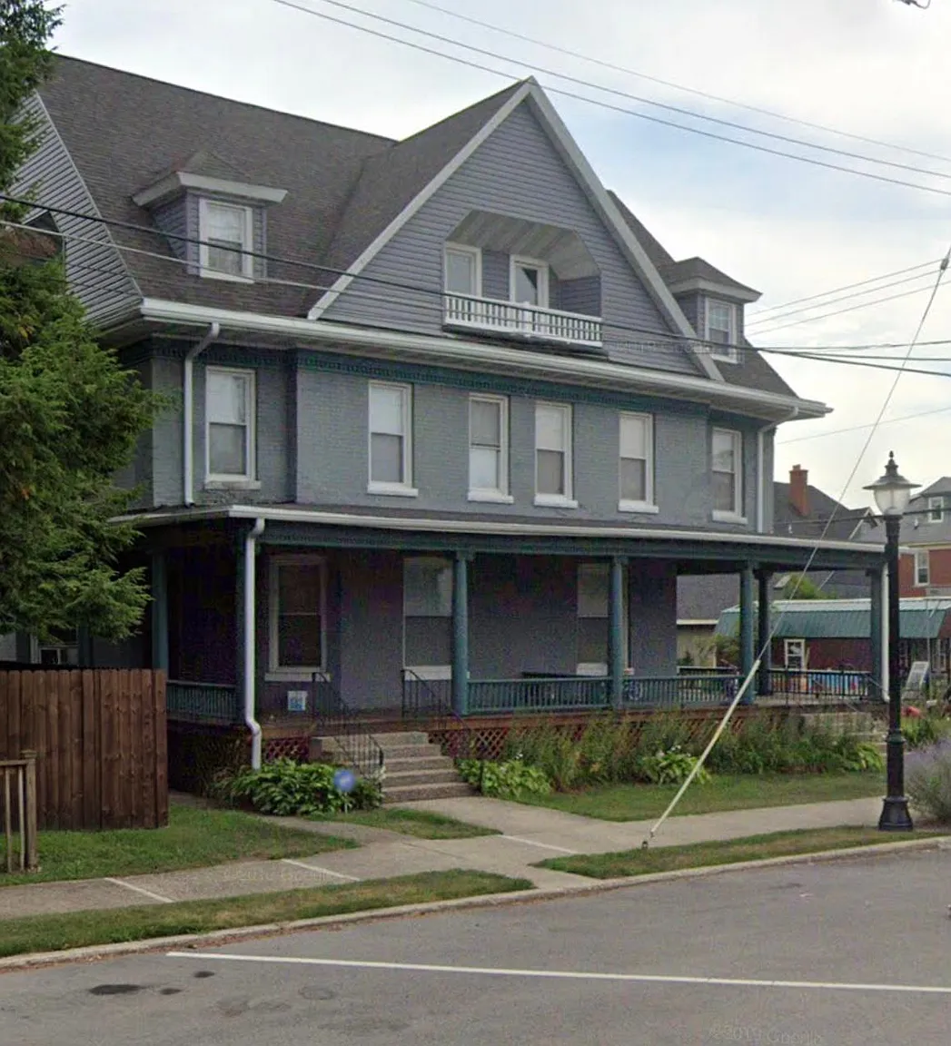 214 W 8th St photo 1
